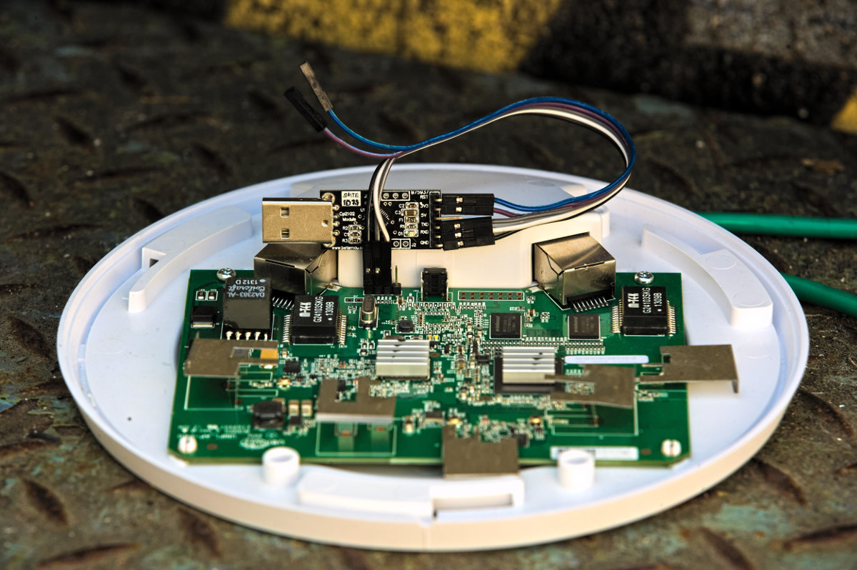 ubiquiti-unifi-uap-pro-inside-with-serial-debug-connected
